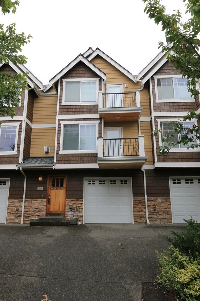 Building Photo - Wallingford 3bd/3.5ba, Vaulted Ceilings, G...