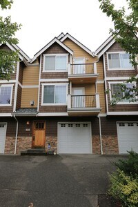 Building Photo - Wallingford 3bd/3.5ba, Vaulted Ceilings, G...