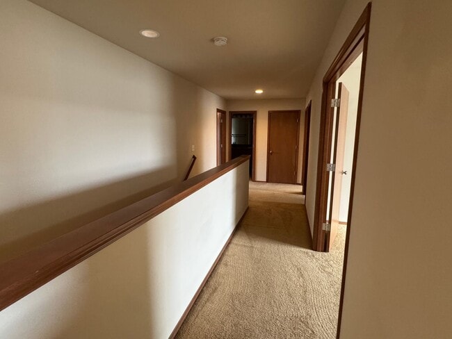 Building Photo - Spacious Vista View Home for Lease