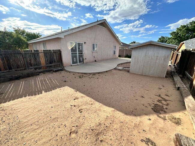 Building Photo - 3 Bedroom 2 Bathroom with 2 Car Garage