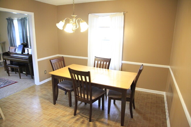 Building Photo - Spacious split level home, see today!