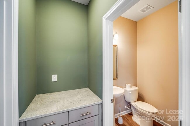 Building Photo - 10013 Hemingway Pl