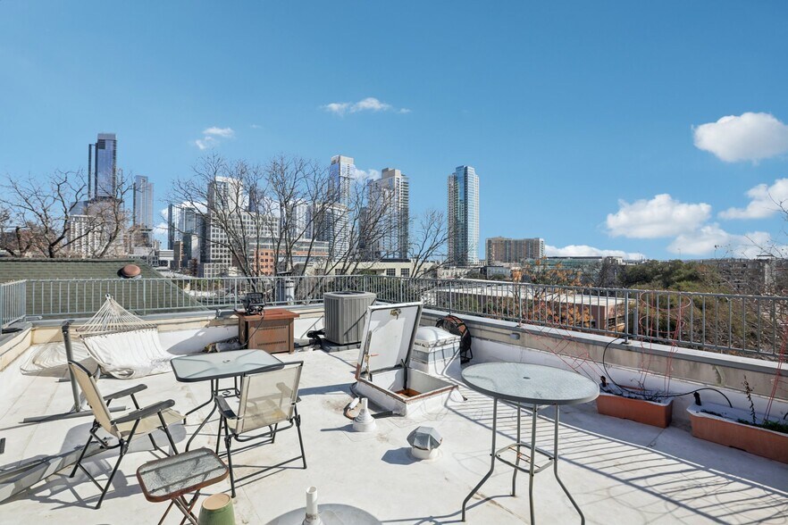 Building Photo - 1106 W 6th St