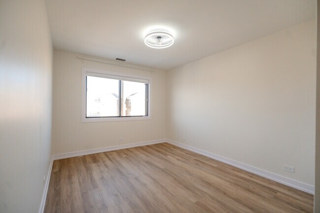 Building Photo - 2740 W Farragut Ave