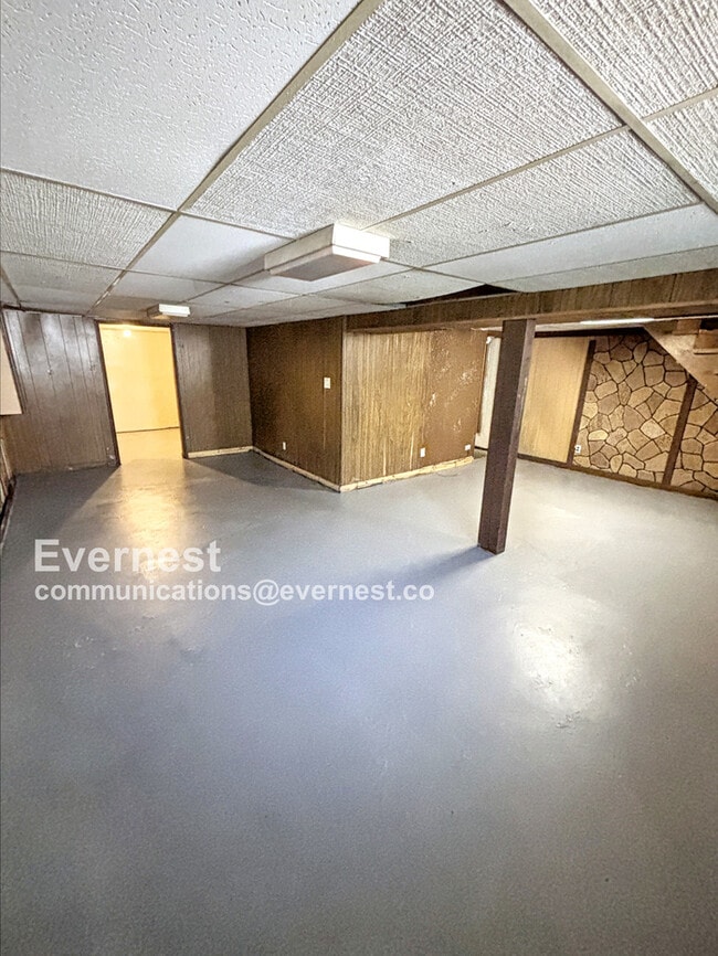 Building Photo - 1142 Maple Ave