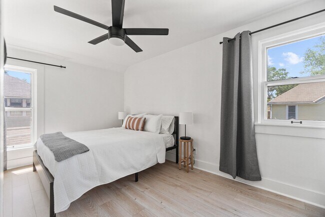 Building Photo - Renovated Historic Townhome — 2BR, 1,000 Sq Ft, West Central