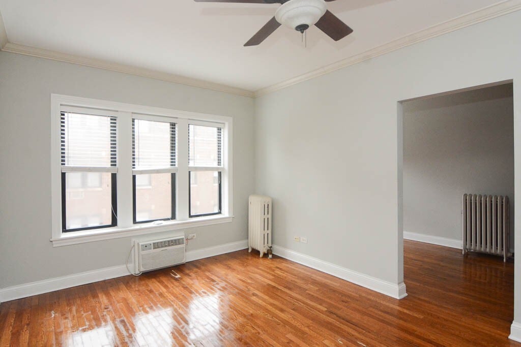 Building Photo - 722 W Addison St