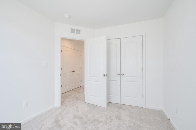 Building Photo - 301 Hillsdale Pl