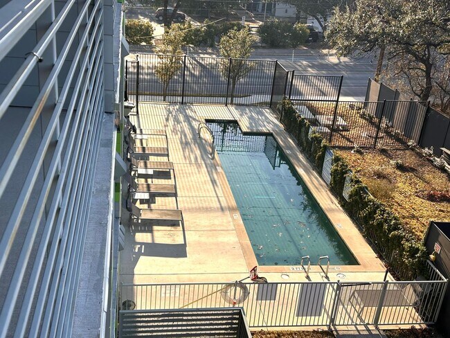 Building Photo - Modern Gated Community, Top Floor Unit with a large balcony, 2 Bedrooms 1.5 Baths Condo for Rent ...