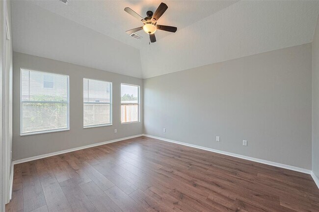 Building Photo - 12230 Hawthorne Hill Cir
