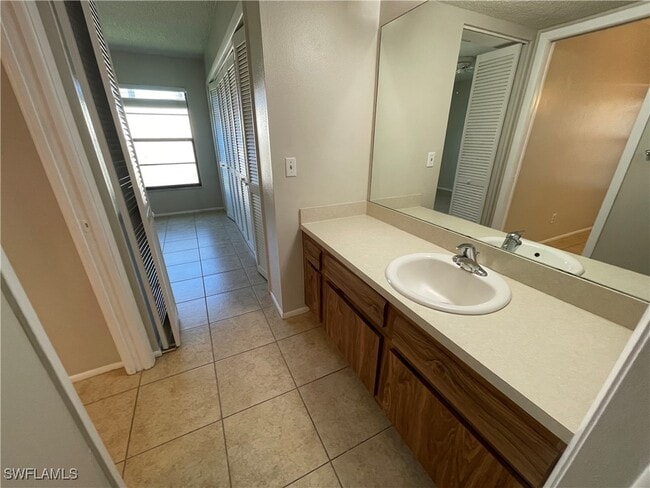 Building Photo - 3615 Boca Ciega Dr