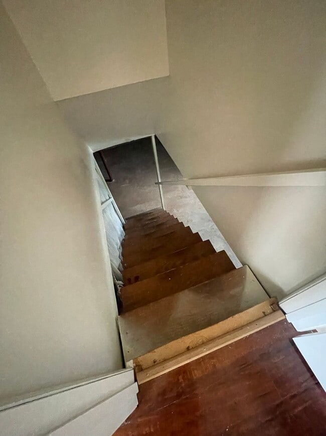 Building Photo - 2 bedroom 3 bath  Mid- Century style home! This home has a wonderful outdoor area great for Enter...