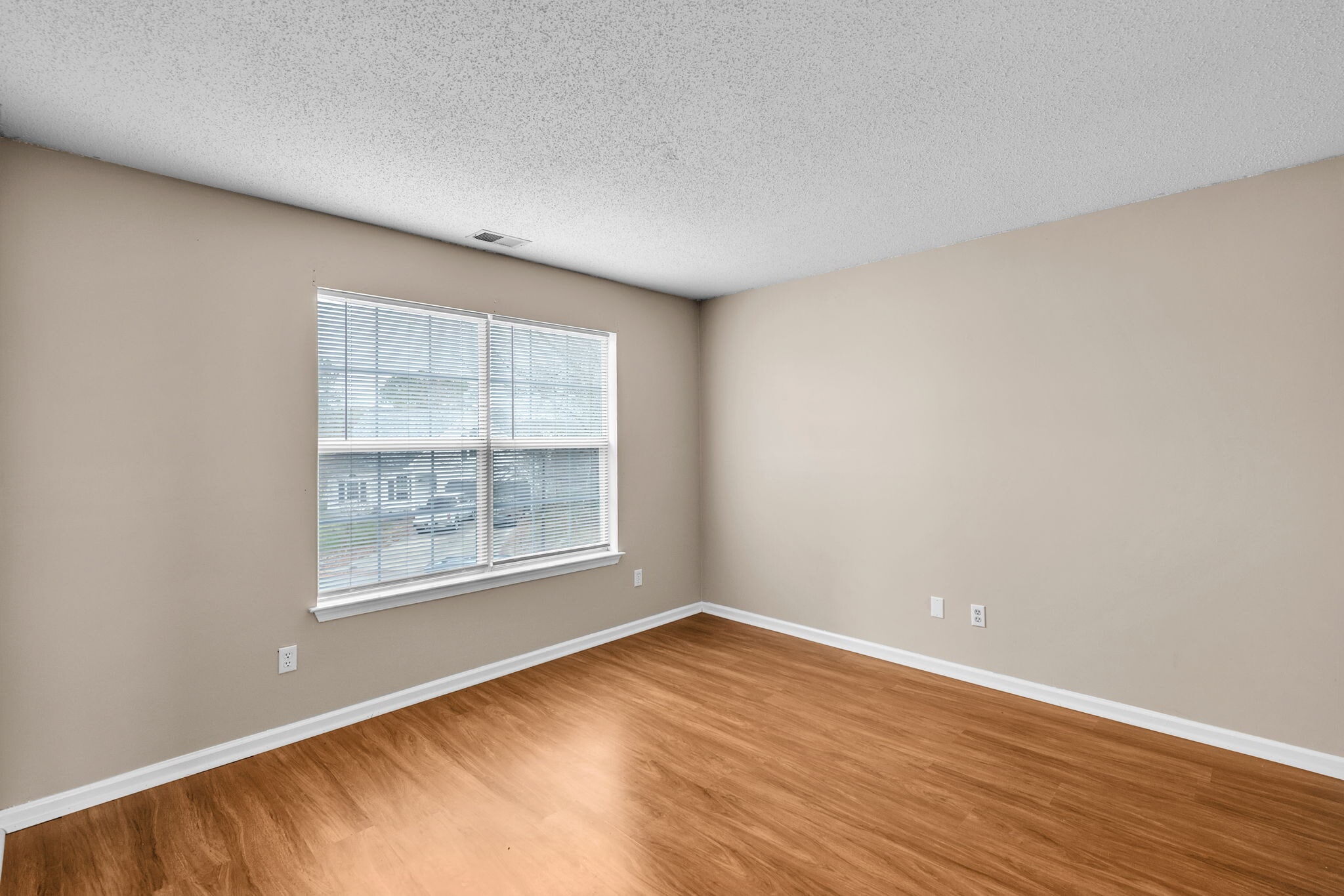 Building Photo - 3136 Sacramento Dr