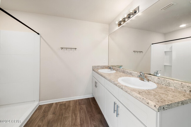 Building Photo - 5817 Viking Wy