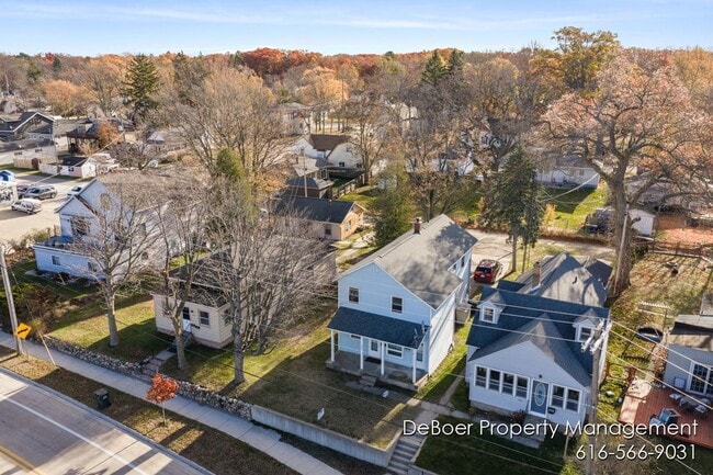 Building Photo - 1621 Lakeshore Dr