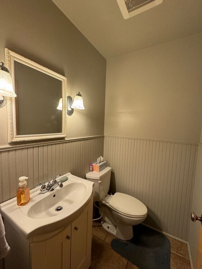 Building Photo - Spacious 3 Bedroom Home Available Early January!