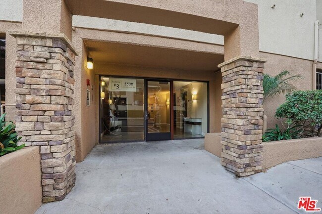 Building Photo - 5530 Owensmouth Ave