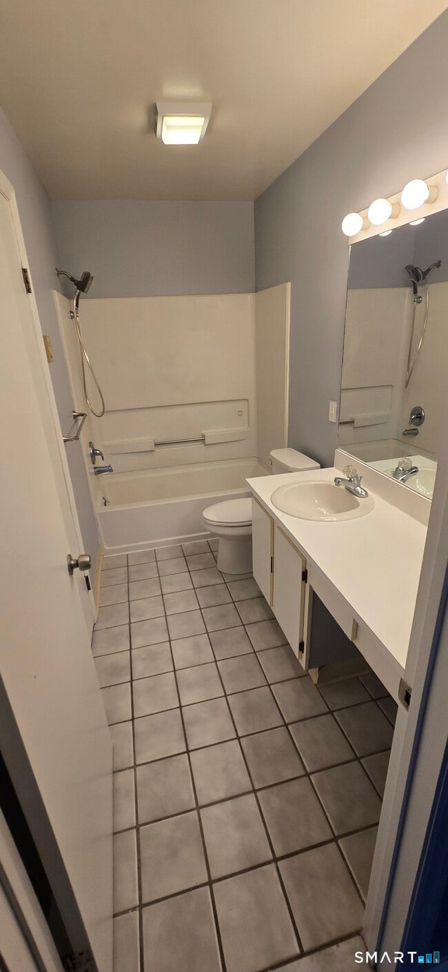 Building Photo - 925 Oronoke Rd