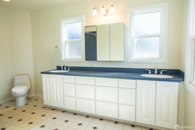 Building Photo - 1030 Ulloa St