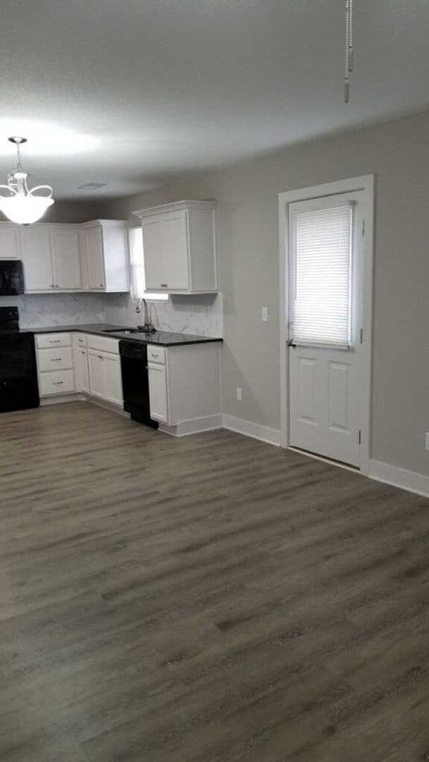 Building Photo - 2 Bedroom, 1 1/2 bath with garage