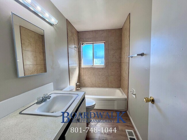 Building Photo - Awesome Sandy 5 Bed 2 Bath House!