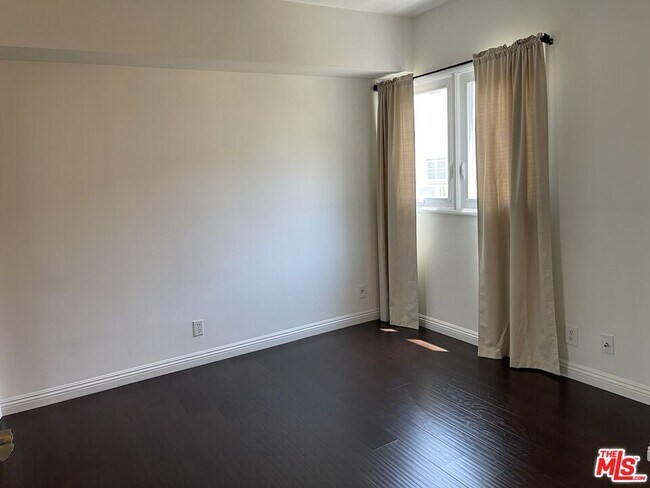 Building Photo - 431 N Doheny Dr