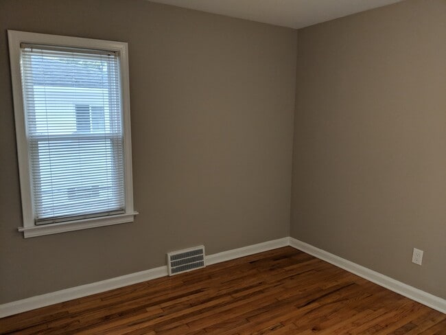 Building Photo - 707 N Altadena Ave