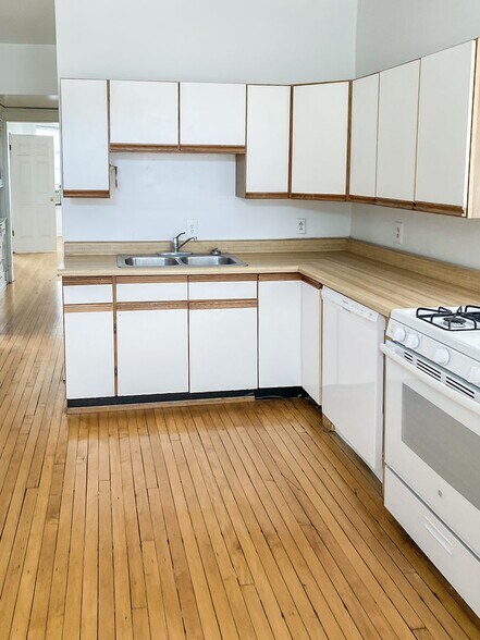 Building Photo - 2327 N Southport Ave