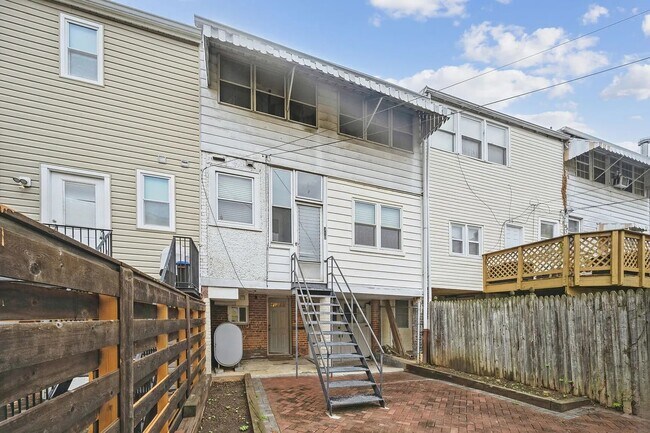 Building Photo - 310 Taylor St NW