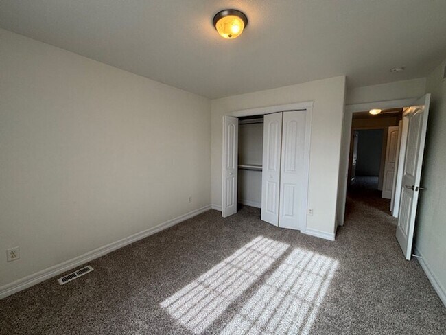 Building Photo - 4 Bedroom 3.5 Bath Townhouse Near Dell Range Blvd.