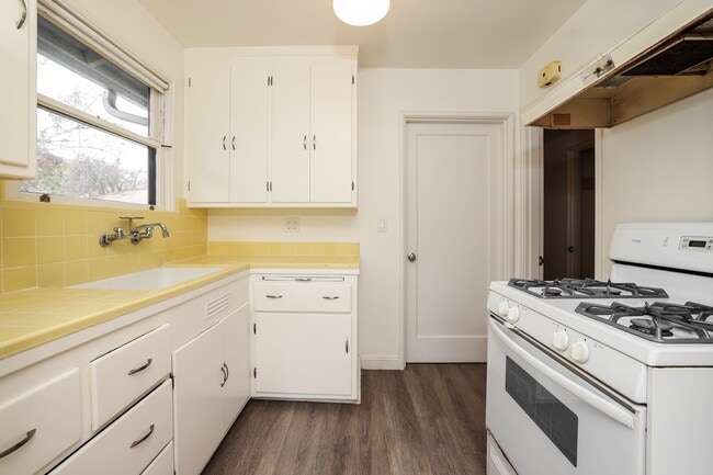 Building Photo - 3 Bedroom Home In Kensington!