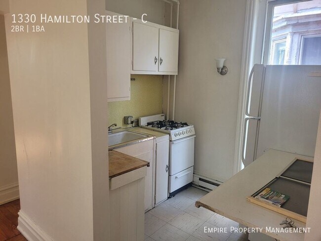 Building Photo - 2nd Floor: 2 Bedroom /1 Bathroom Apartment...