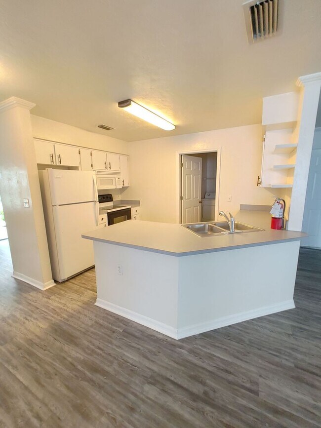 Building Photo - * PRICE DROP * 2/2 House with Garage in Pa...