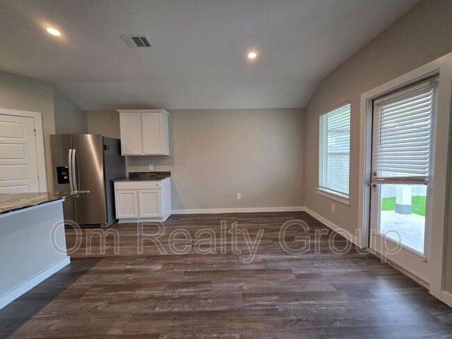 Building Photo - 1131 Hughes Crossing Dr