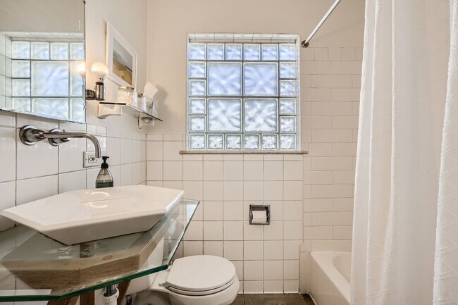 Building Photo - Fantastic 2 bedroom Remolded Ranch in Mayf...