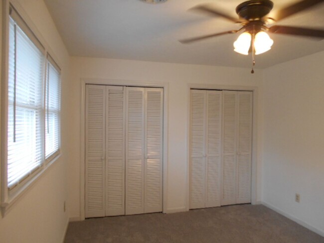 Building Photo - 2 bedroom townhome located one mile to the...