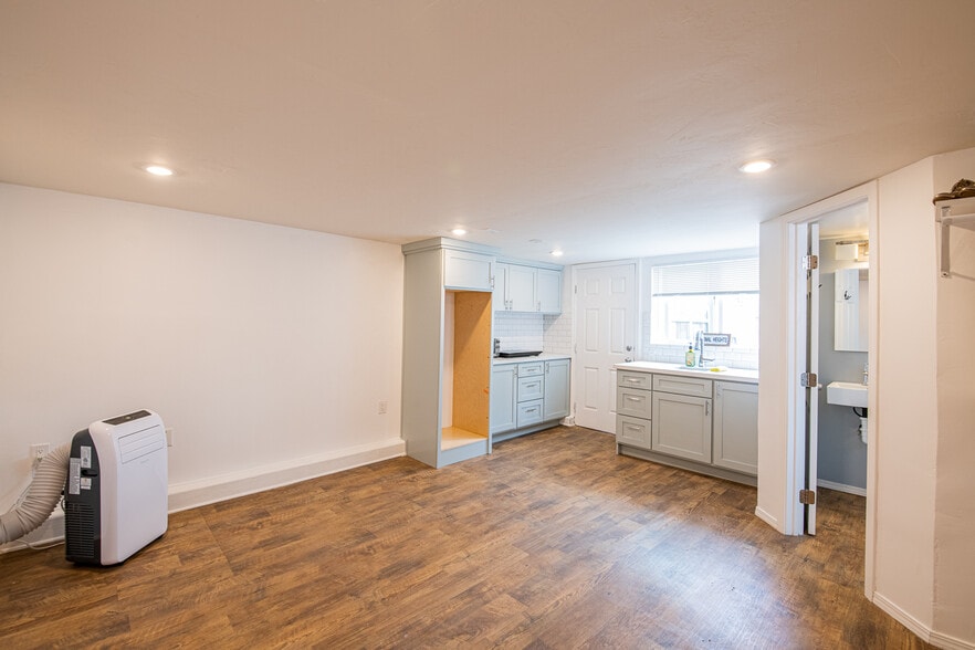 Building Photo - 4770 Bancroft St Studio B