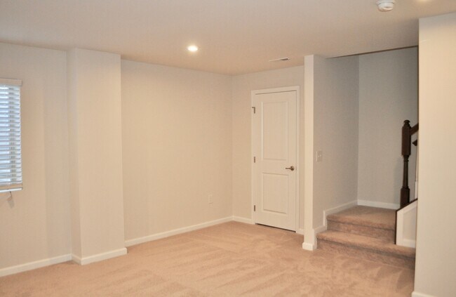 Building Photo - Beaver Creek Commons 3 Bed | 3.5 Bath Town...