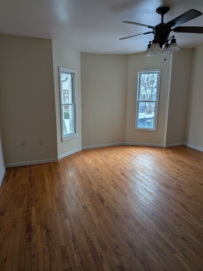 Building Photo - 643 Monroe Ave