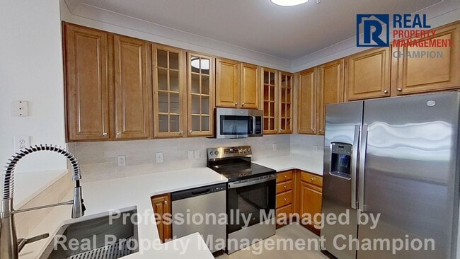 Building Photo - Beautifully Updated 2 BD/2 BA with Screened Porch & Modern Finishes