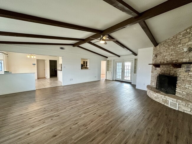 Building Photo - 211 Uecker Dr