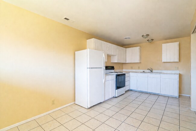 Building Photo - Sunny & Inviting Apartment with Clean Finishes in Great Location