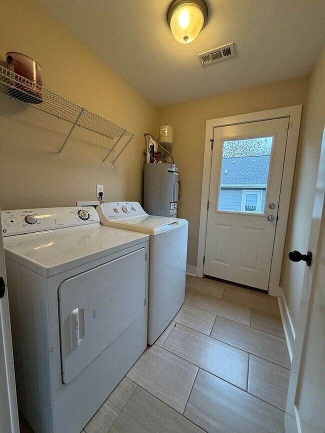 Building Photo - Lovely 3 Bed 2 Bath House in Old Hickory - Fenced in Yard