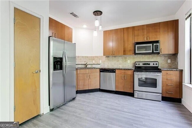 Building Photo - 898 Oak St SW