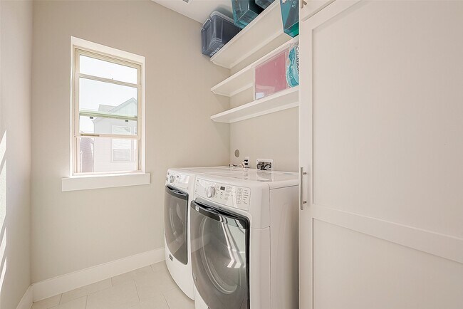 Building Photo - 10915 Brambling Wood Dr