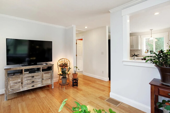 Building Photo - 46 Brush Hill Cir