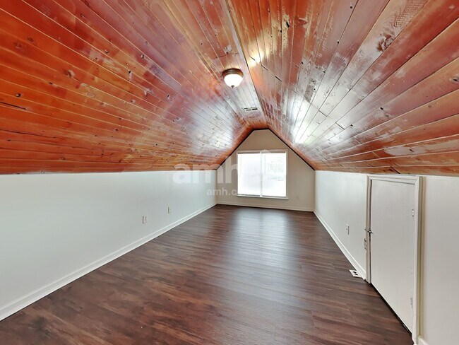 Building Photo - 3439 Silverlake Ct