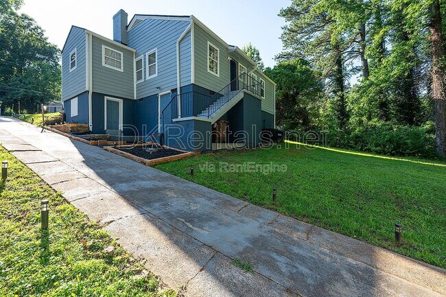 Building Photo - 2874 Blount St