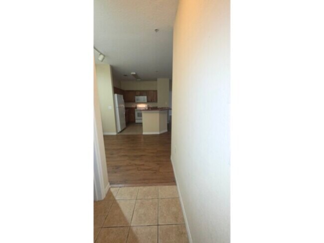 Building Photo - 2 bed 2 bath w den condo GATED Community