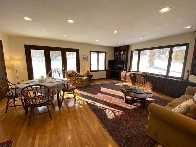 Building Photo - Four Bedroom Single Family Home